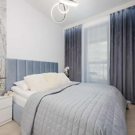 Grzybowska Stylish With Air Conditioning In Wola By Renters Apartmán Varšava