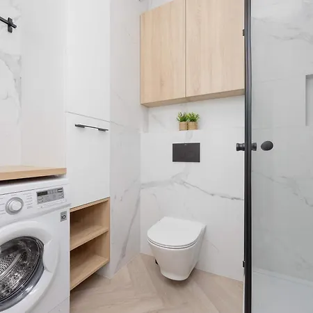 Grzybowska Stylish With Air Conditioning In Wola By Renters وارسو