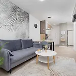 Grzybowska Stylish With Air Conditioning In Wola By Renters Appartement Varsovie