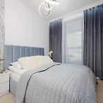 Grzybowska Stylish With Air Conditioning In Wola By Renters Appartement Varsovie