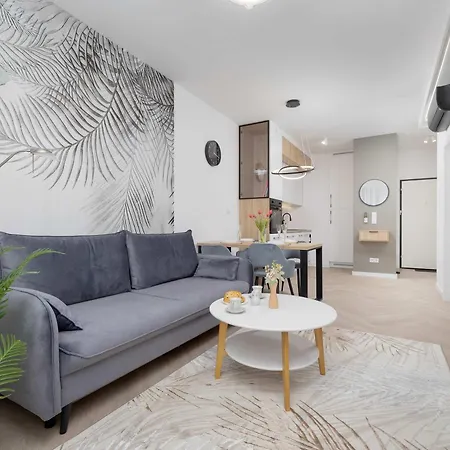 Grzybowska Stylish With Air Conditioning In Wola By Renters Appartamento Varsavia